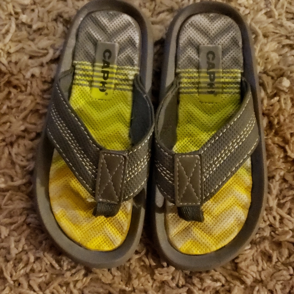 Boys 10/11 Cap3 yellow, white,, and gray sandals
